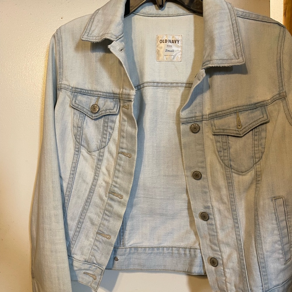 Old Navy - Women's Slightly Distressed Light Demin Jacket - Small